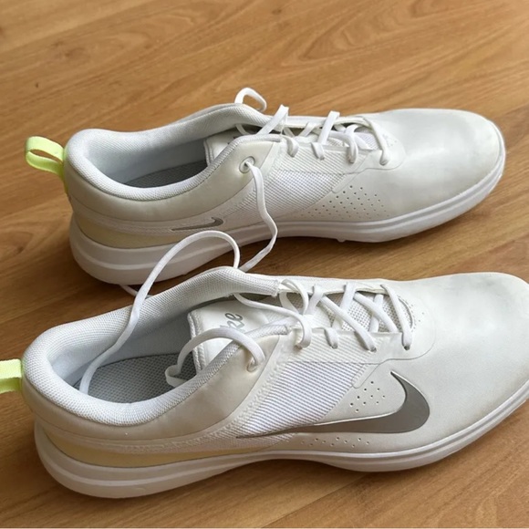 nike akamai women's golf shoe